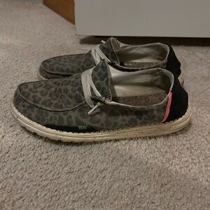 Women’s leopard print Wendy Hey Dudes. Size 9. Good condition.